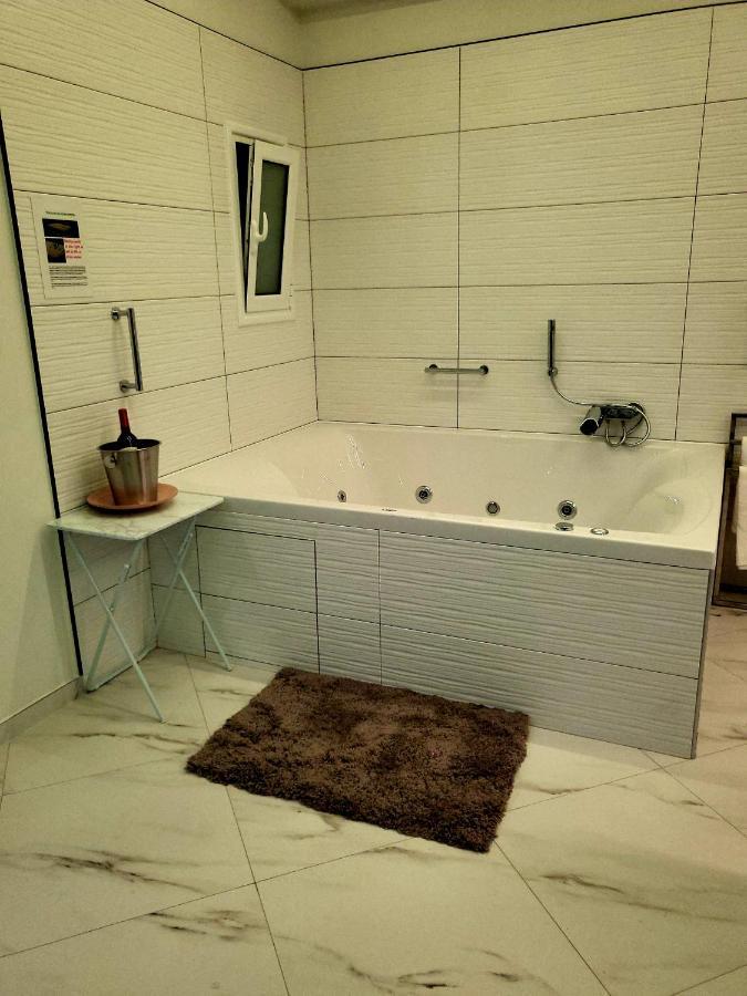 Romantic Deluxe Svite Wise Jacuzzi And Sauna Αθήνα Εξωτερικό φωτογραφία
